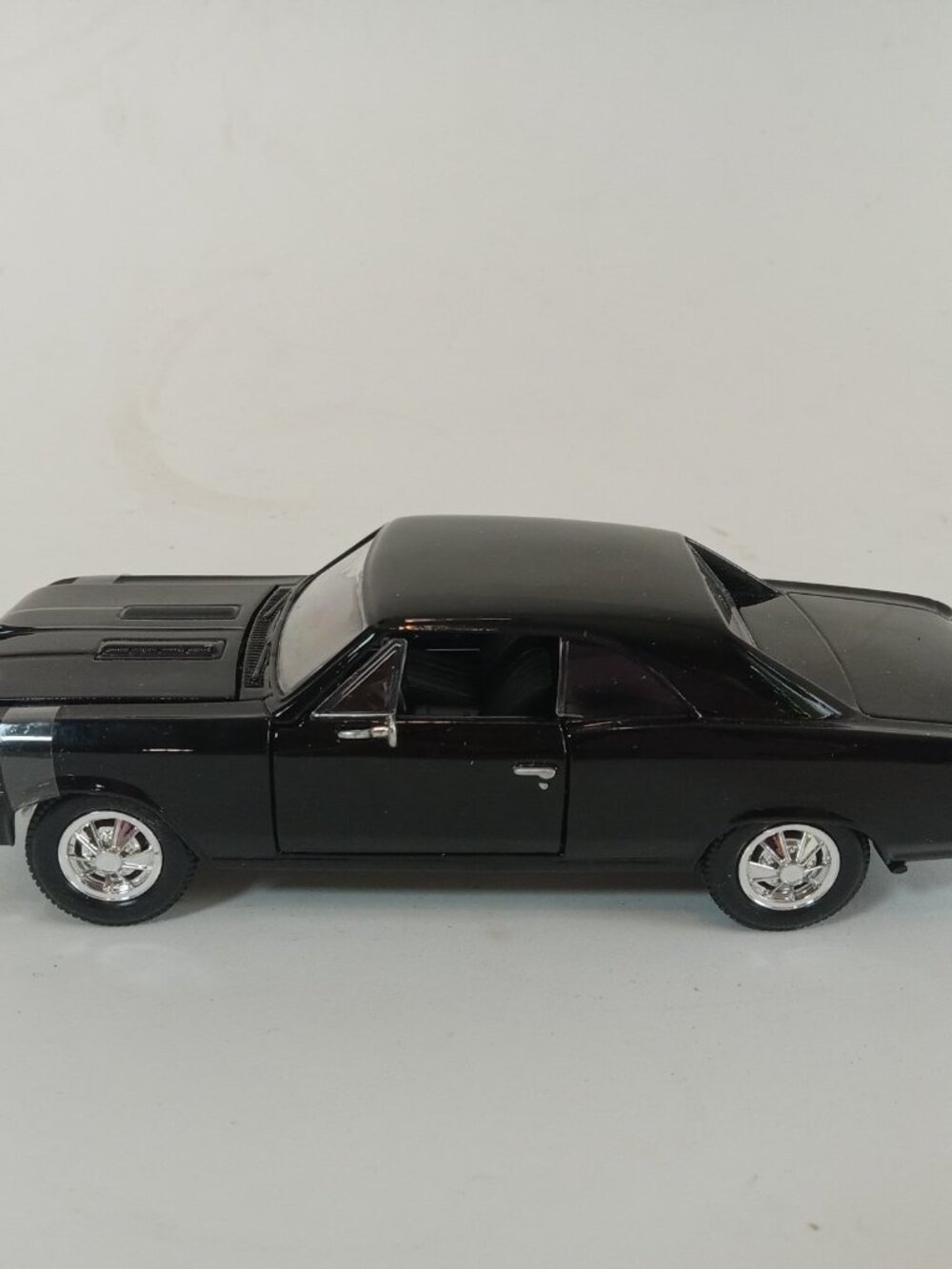 Maisto 1966 Chevrolet CHEVELLE SS396 Super Sport 1:24 Scale Diecast Black
